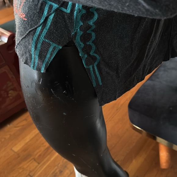 Long sleeved grey sweater with French graffiti. - Picture 4 of 7